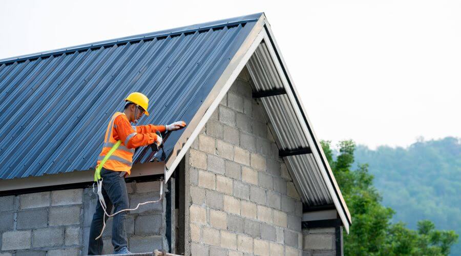 Professional gutter cleaning in Independence, IA